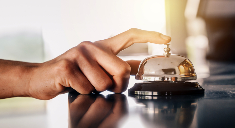 Hotelklingel Rezeption Finger Foto iStock Boyloso